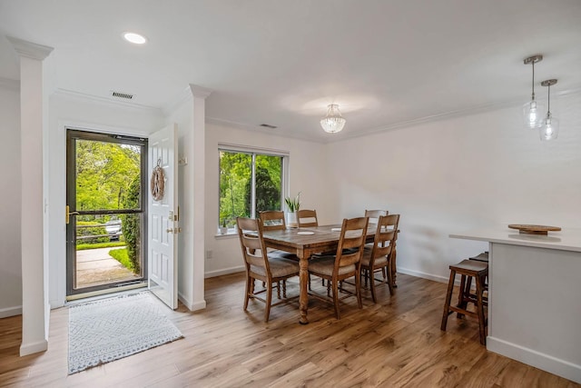 dining room with crown molding, plenty of natural light, baseboards, light wood-style floors, and recessed lighting