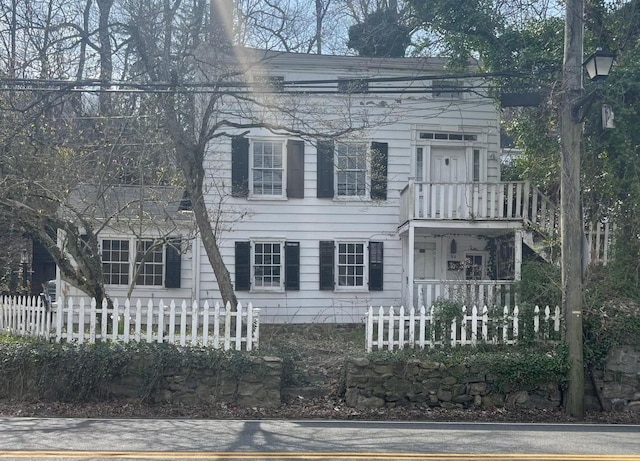 view of front of property with a fenced front yard