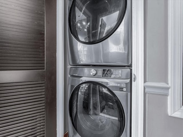 12 Deepwater Way Unit 31, Bronx, NY 10464 - laundry room featuring stacked washer and clothes dryer