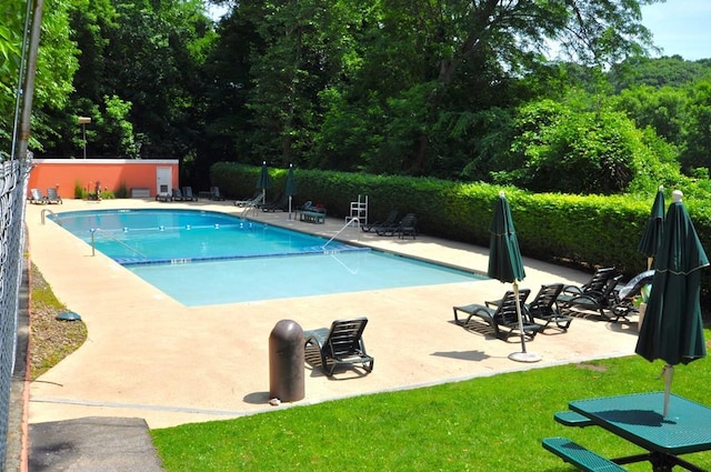 67 Rockledge Rd Unit 2A, Hartsdale, NY 10530 - community pool with a patio
