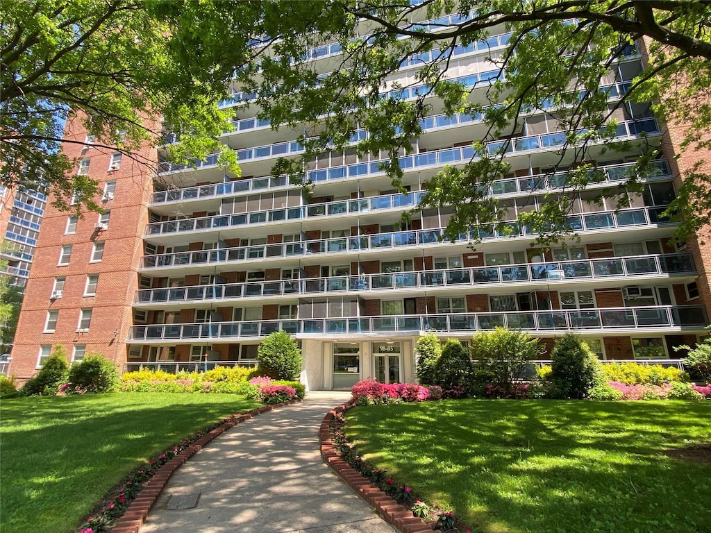 view of apartment building / complex