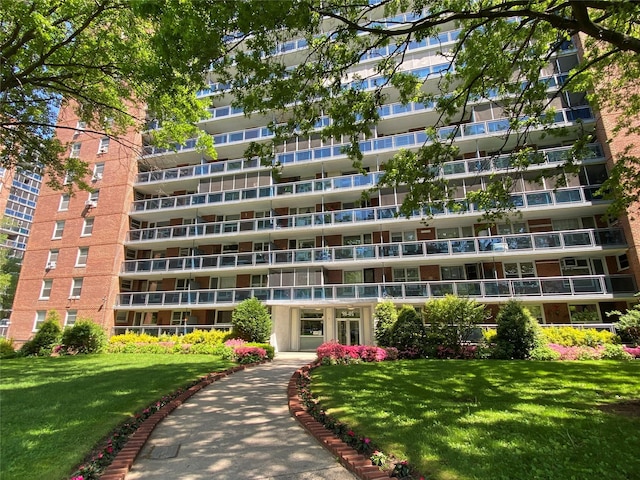view of apartment building / complex