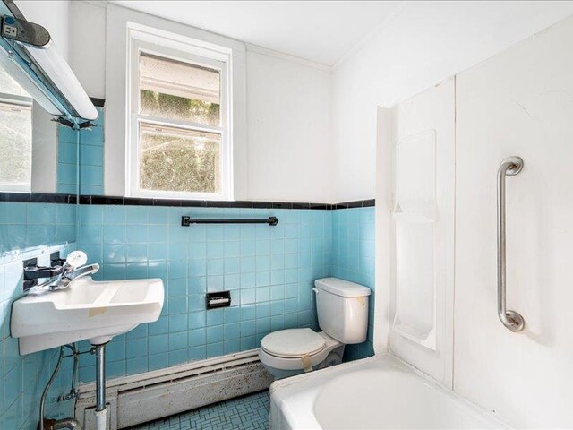 58 Hathorn Blvd, Port Jervis, NY 12771 - bathroom with a bathtub, toilet, tile walls, wainscoting, and crown molding