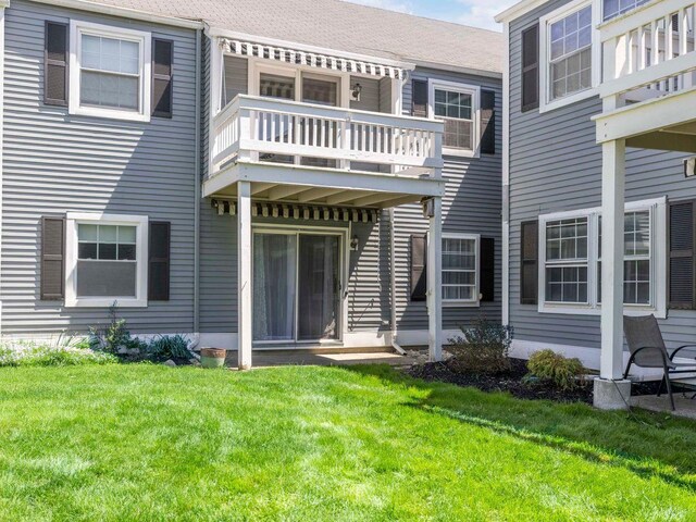 902 Commons Way Unit B, Fishkill, NY 12524 - back of property with a balcony and a yard