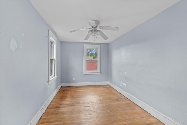 unfurnished room featuring light wood-style flooring, baseboards, and ceiling fan