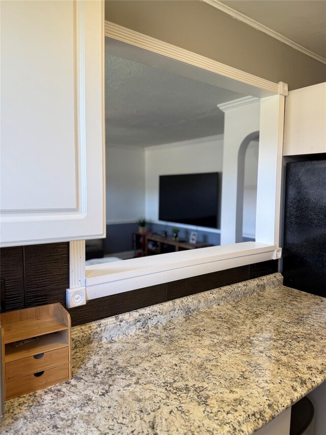 320 Richbell Rd Unit A4, Mamaroneck, NY 10543 - detailed view of crown molding