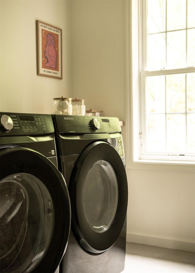 89 Stillerberg Strada, Kerhonkson, NY 12446 - clothes washing area with washer and dryer and baseboards