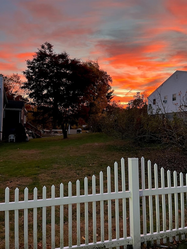 view of yard at dusk