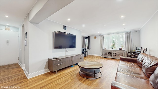 living area featuring light wood-style floors, baseboards, recessed lighting, and ornamental molding