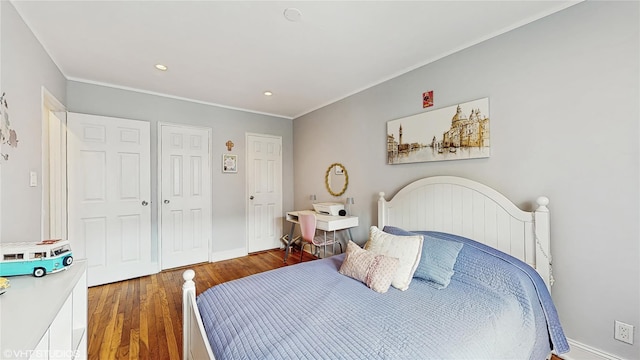 bedroom featuring wood finished floors, crown molding, recessed lighting, and baseboards