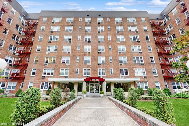 view of apartment building / complex
