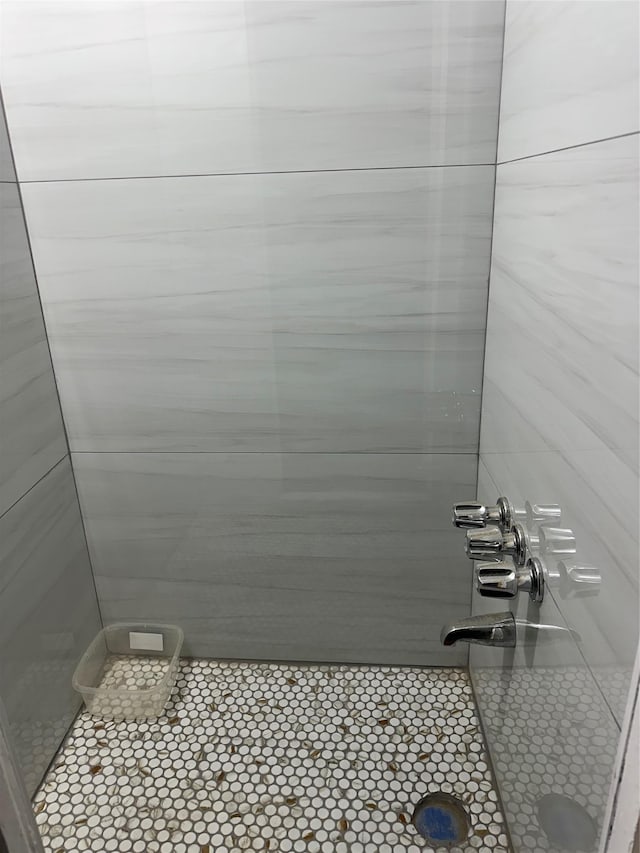 full bath featuring tiled shower