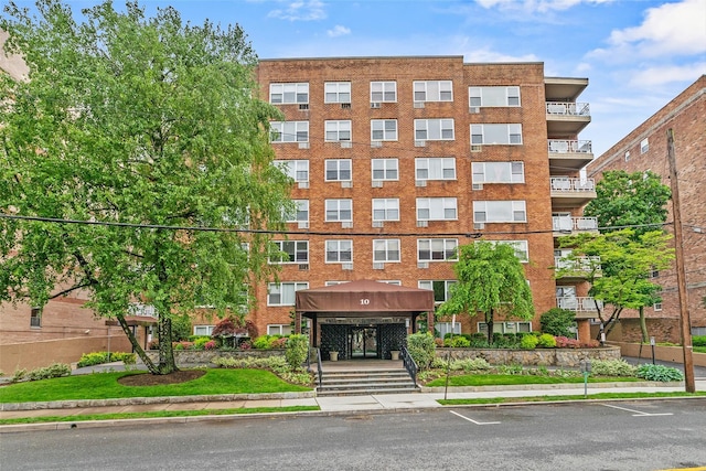 10 Old Mamaroneck Rd Unit 3F, White Plains, NY 10605 - view of apartment building / complex