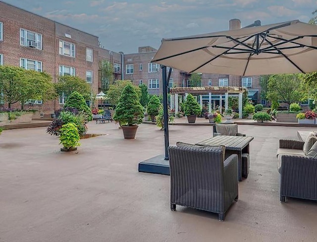 101 Old Mamaroneck Rd Unit 1B1, White Plains, NY 10605 - view of home's community featuring a patio area