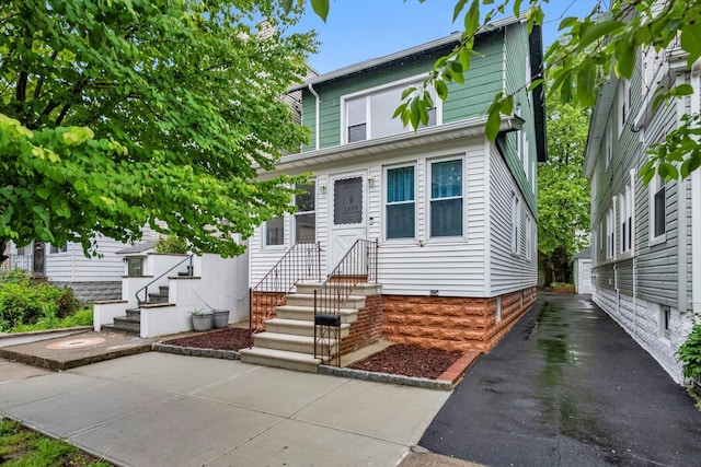 traditional style home featuring entry steps
