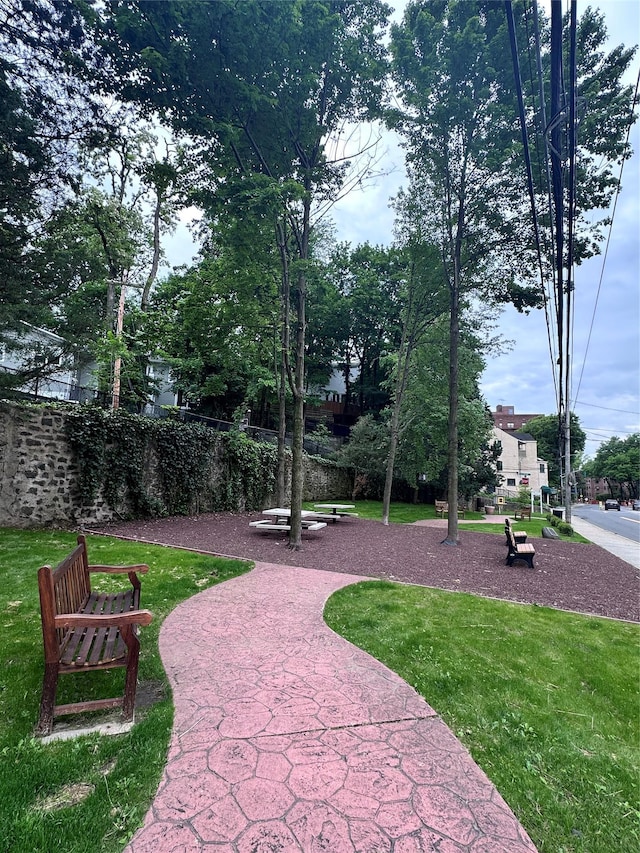 1 Columbia Ave Unit D11, Hartsdale, NY 10530 - view of community with a yard