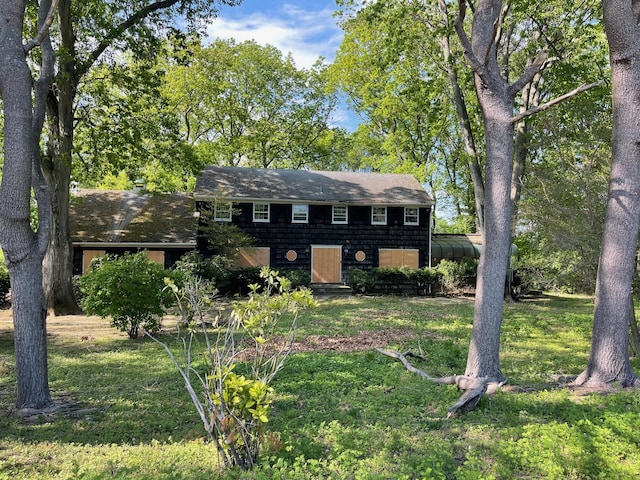 7 Beaver Dr, Locust Valley, NY 11560 - view of front of property with a front yard