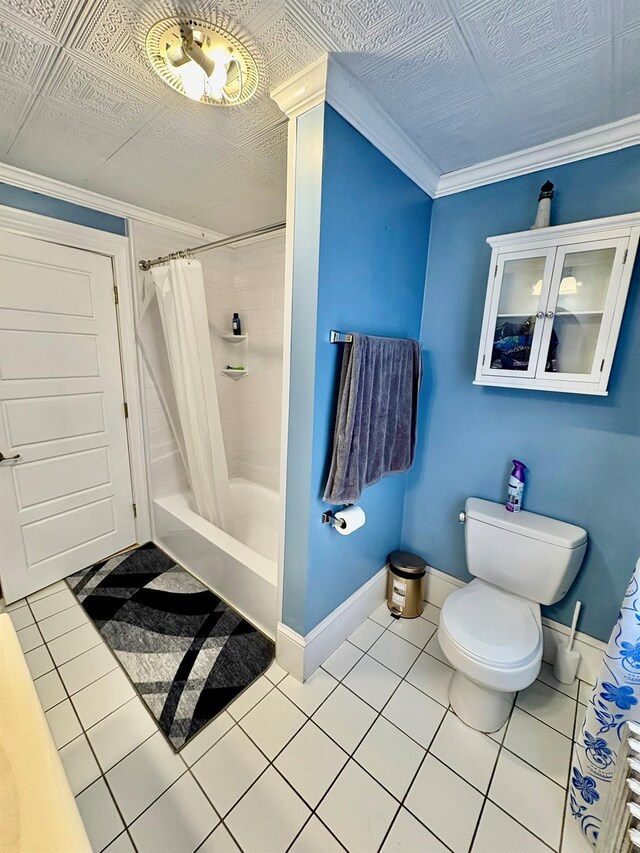 full bathroom featuring toilet, tile patterned floors, baseboards, and shower / bathtub combination with curtain