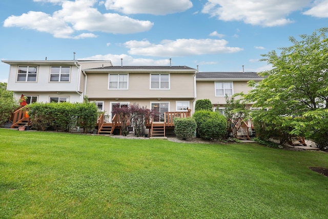 22 Knightsbridge Ct, Nanuet, NY 10954 - back of property with a lawn and a deck