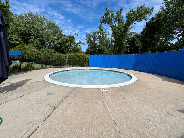 8 W Mill Dr Unit 1B, Great Neck, NY 11021 - community pool with fence