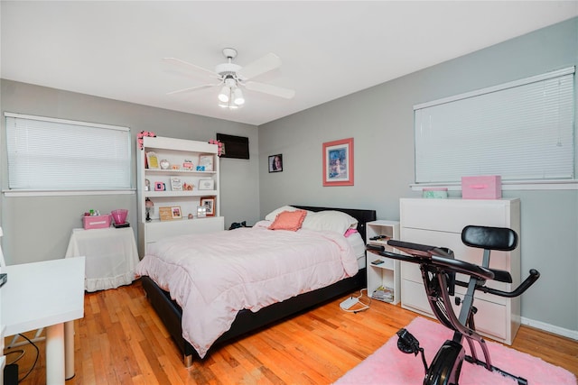 433 Arlene St, Staten Island, NY 10314 - bedroom with light wood-style floors, a ceiling fan, and a desk