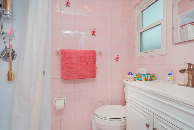 433 Arlene St, Staten Island, NY 10314 - full bath with toilet, vanity, tile walls, and a shower with shower curtain