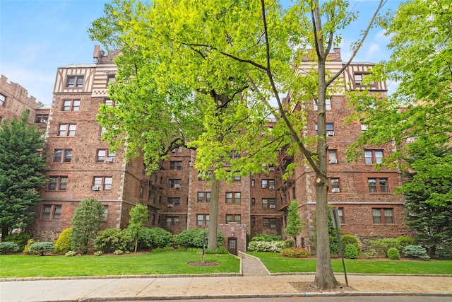 view of apartment building / complex
