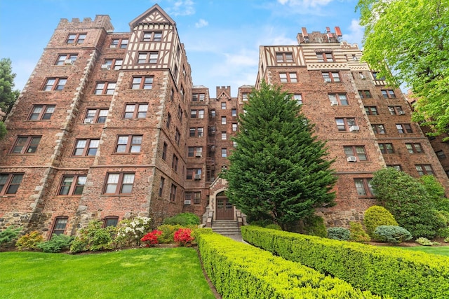view of apartment building / complex