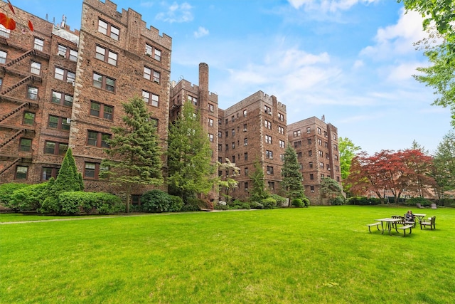 view of apartment building / complex