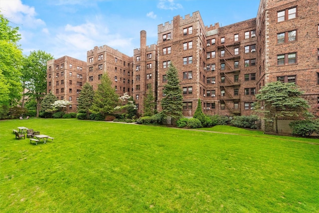 view of apartment building / complex