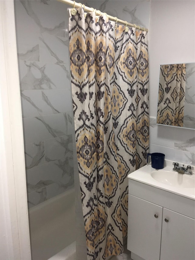 29 Nelshore Dr, Monticello, NY 12701 - full bath with curtained shower and vanity