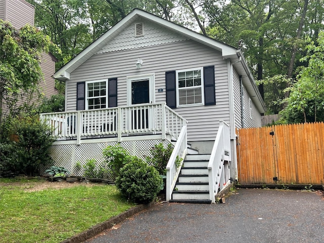 bungalow-style house featuring fence