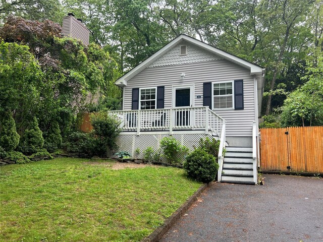 view of front of property featuring view of wooded area