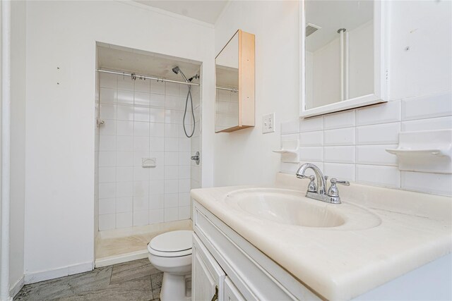 146 Nelson St, Brooklyn, NY 11231 - bathroom featuring toilet, a tile shower, vanity, and tasteful backsplash