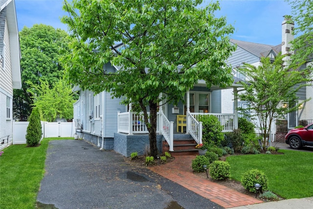 view of front of property with a porch and driveway