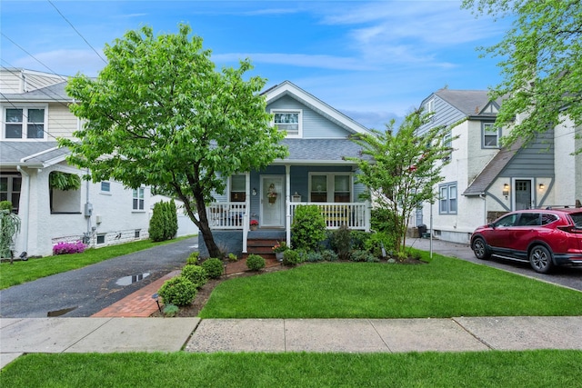 view of front facade with a porch and a front lawn