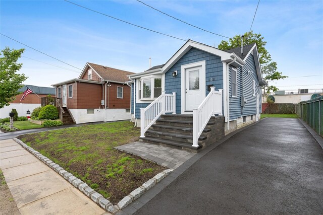 208 W Alhambra Ave, Lindenhurst, NY 11757 - view of front of house featuring fence