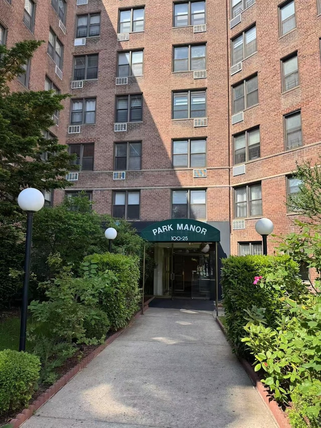 view of apartment building / complex