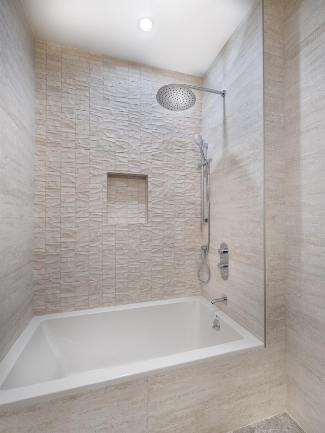 bathroom with tiled shower / bath
