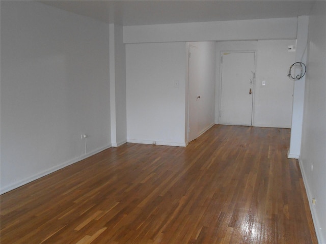 131-11KEWGARDENS Kew Gardens Rd Unit 4D, Richmond Hill, NY 11418 - unfurnished room featuring wood finished floors and baseboards