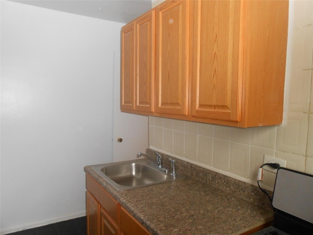 131-11KEWGARDENS Kew Gardens Rd Unit 4D, Richmond Hill, NY 11418 - kitchen featuring a sink, tasteful backsplash, and dark countertops