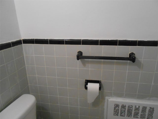 131-11KEWGARDENS Kew Gardens Rd Unit 4D, Richmond Hill, NY 11418 - bathroom with tile walls and toilet