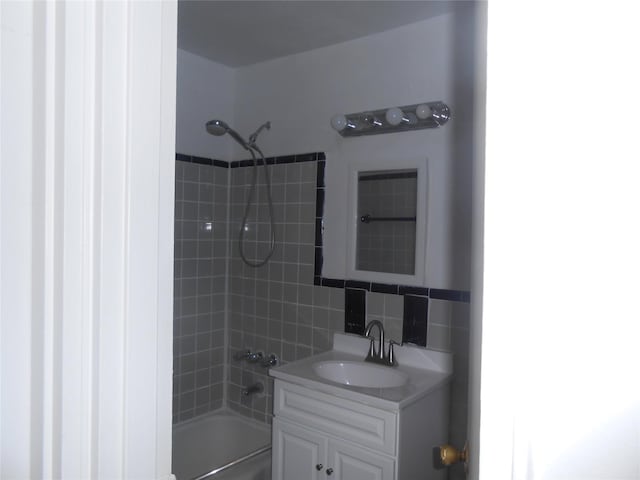 131-11KEWGARDENS Kew Gardens Rd Unit 4D, Richmond Hill, NY 11418 - full bathroom featuring vanity, shower / bath combination, and tile walls