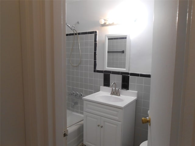 131-11KEWGARDENS Kew Gardens Rd Unit 4D, Richmond Hill, NY 11418 - bathroom featuring tile walls, bathtub / shower combination, vanity, and toilet
