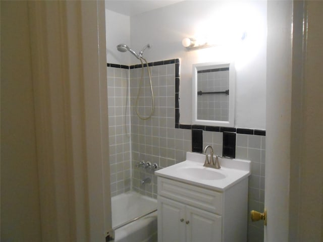 131-11KEWGARDENS Kew Gardens Rd Unit 4D, Richmond Hill, NY 11418 - bathroom featuring tile walls, washtub / shower combination, and vanity