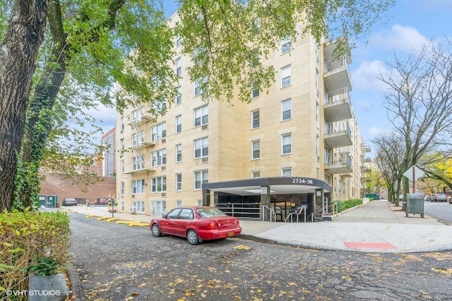 view of apartment building / complex