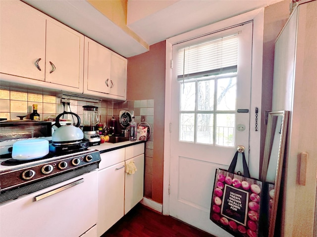 kitchen featuring electric range, white cabinets, decorative backsplash, and dark wood-style flooring