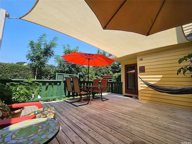 deck featuring outdoor dining area