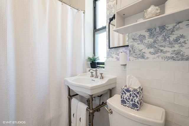 31 Pondfield Rd W Unit 68, Bronxville, NY 10708 - bathroom featuring toilet, wallpapered walls, wainscoting, tile walls, and curtained shower