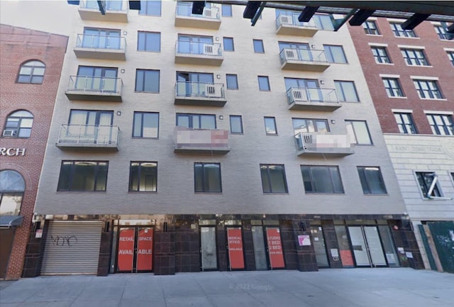 view of apartment building / complex